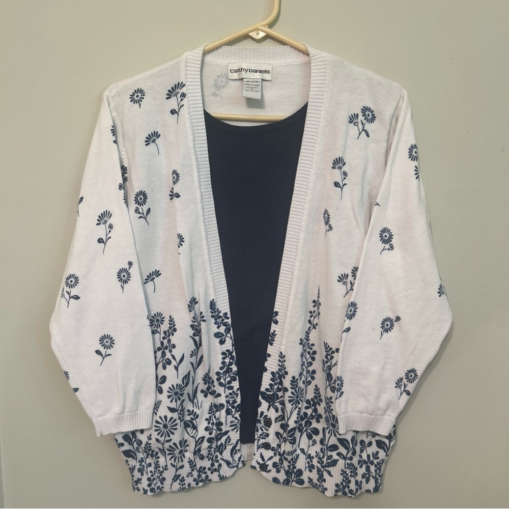 Women’s Cathy Daniels Blue and White Floral Cardigan Sweater. - Picture 2 of 8